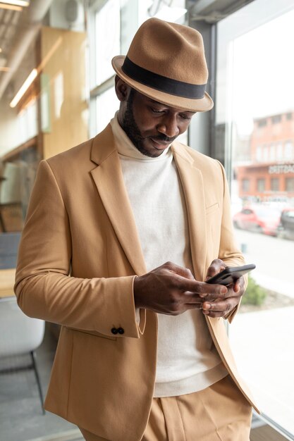 Hombre afroamericano moderno en traje beige