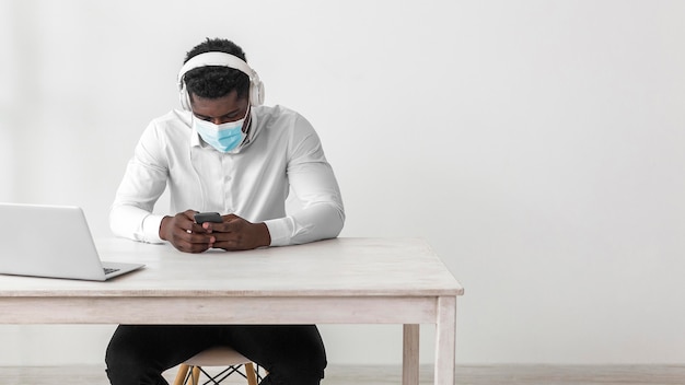 Foto gratuita hombre afroamericano de negocios con máscara médica