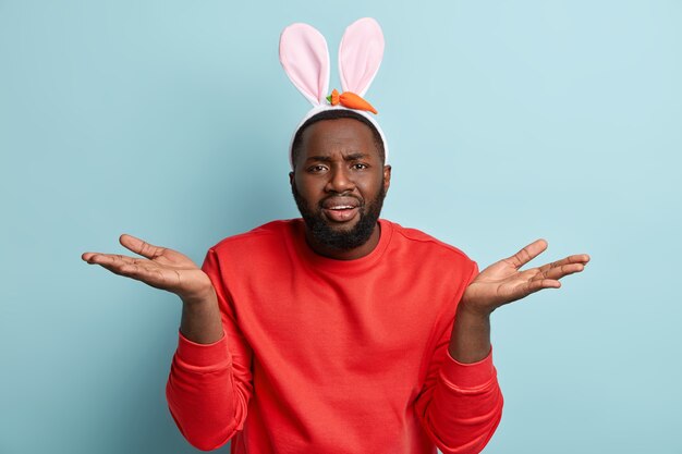 Hombre afroamericano con orejas de conejo de Pascua