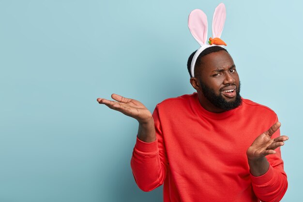 Hombre afroamericano con orejas de conejo de Pascua