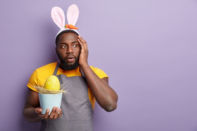 Hombre afroamericano con orejas de conejo