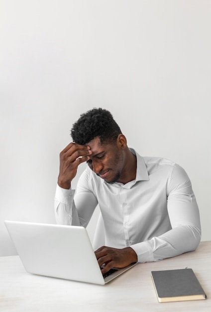 Foto gratuita hombre afroamericano pensando en alta vista