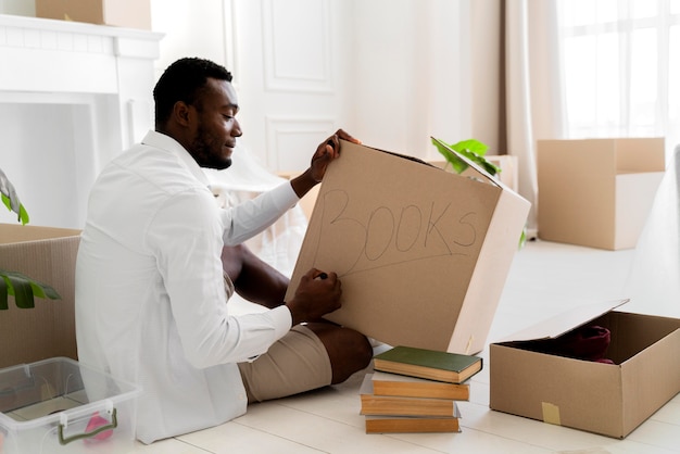 Hombre afroamericano preparando su nueva casa para mudarse