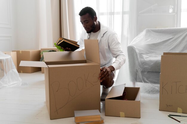 Hombre afroamericano preparando su nueva casa para mudarse