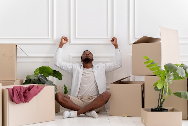 Foto gratuita hombre afroamericano preparando su nueva casa para mudarse