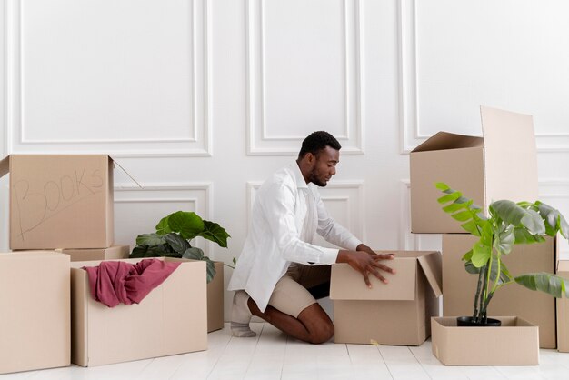 Hombre afroamericano preparando su nueva casa para mudarse