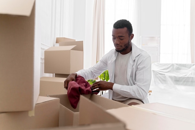 Hombre afroamericano preparando su nueva casa para mudarse