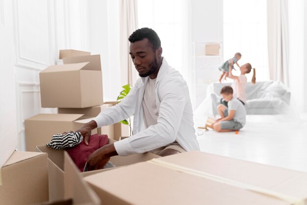 Hombre afroamericano preparando su nueva casa para mudarse