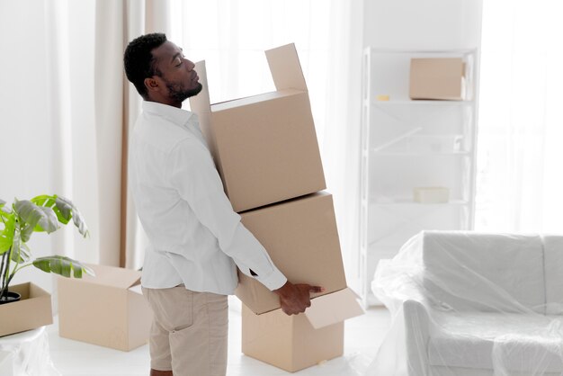 Hombre afroamericano preparando su nueva casa para mudarse