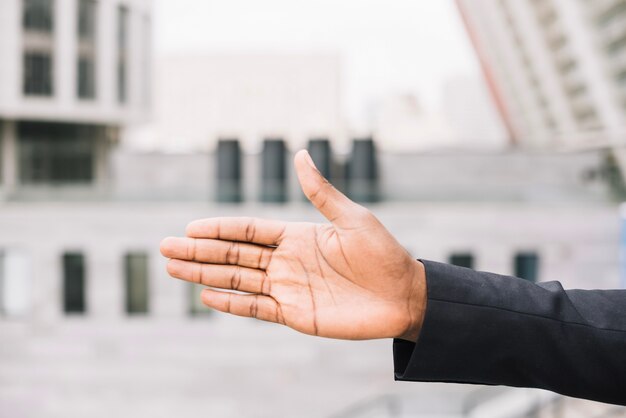 Hombre afroamericano que ofrece la mano para el apretón de manos