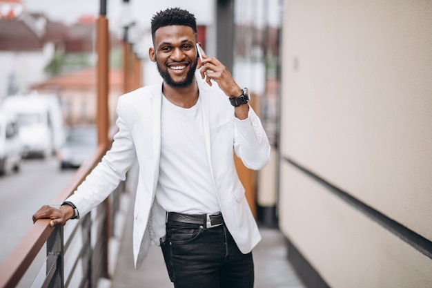 Hombre afroamericano que usa el teléfono