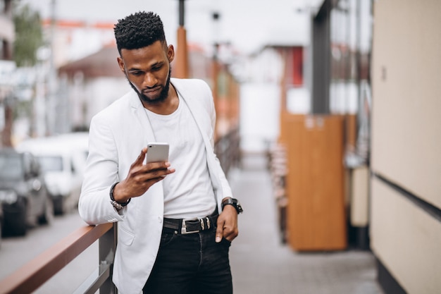 Hombre afroamericano que usa el teléfono