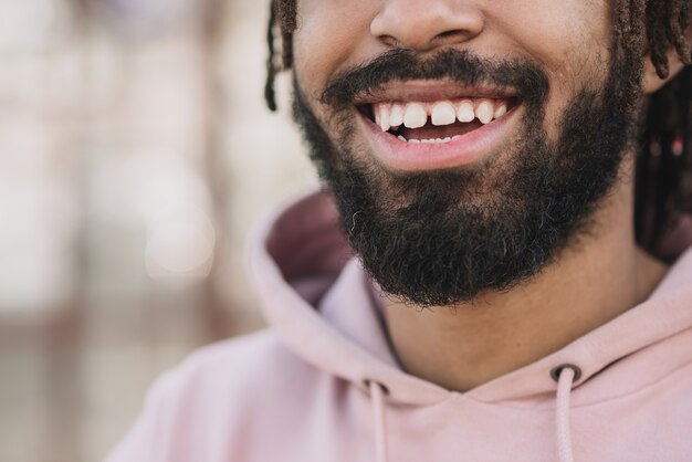 Hombre afroamericano sonriendo cerca