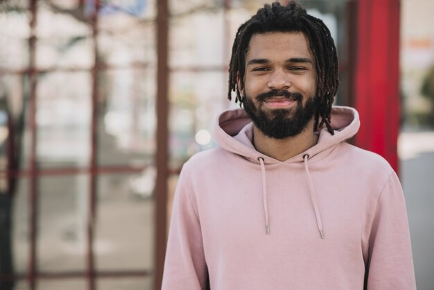 Hombre afroamericano sonriendo vista frontal