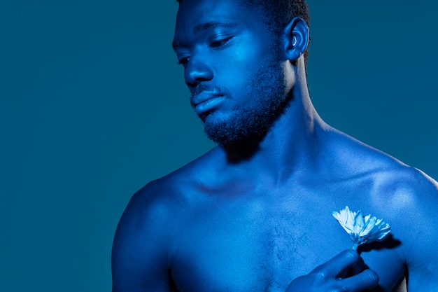 Hombre afroamericano sosteniendo una flor