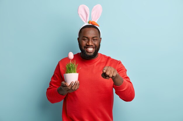 Hombre afroamericano, tenencia, planta