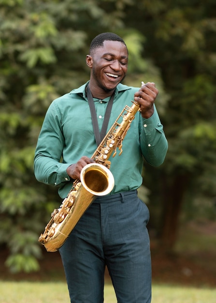 Hombre afroamericano tocando un instrumento en el día internacional del jazz