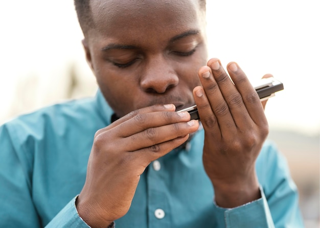 Hombre afroamericano tocando música en el día del jazz