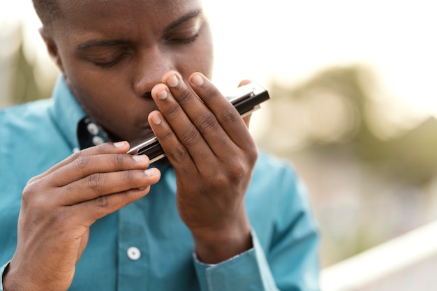 Foto gratuita hombre afroamericano tocando música en el día del jazz