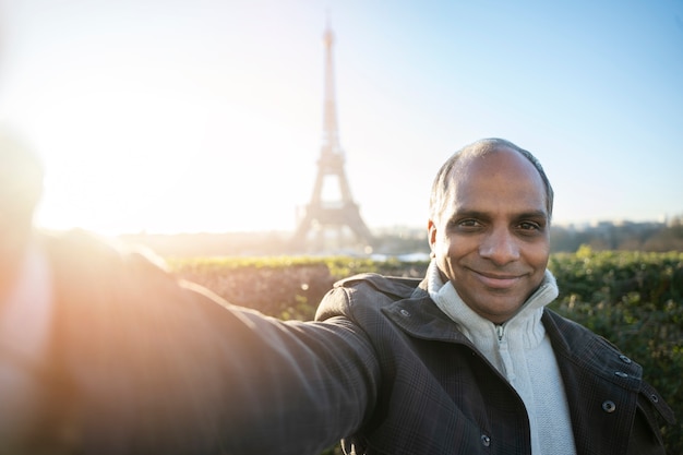 Foto gratuita hombre afroamericano tomando una foto en su viaje a parís