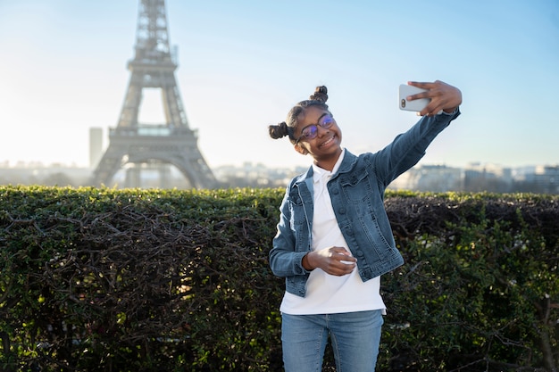 Hombre afroamericano tomando una foto en su viaje a parís