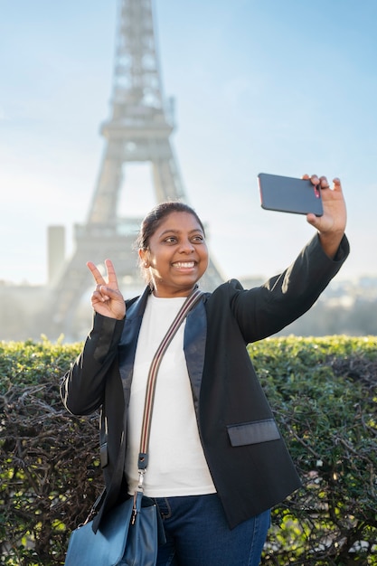 Hombre afroamericano tomando una foto en su viaje a parís