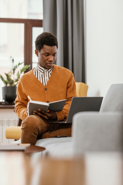 Hombre afroamericano trabajando desde casa a distancia