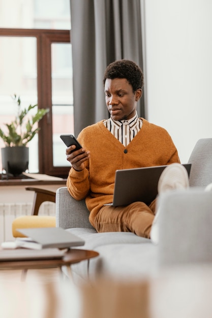 Hombre afroamericano trabajando desde casa a distancia