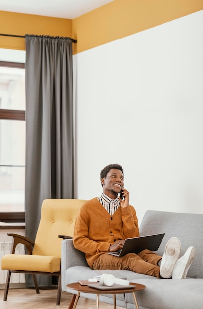 Hombre afroamericano trabajando desde casa a distancia