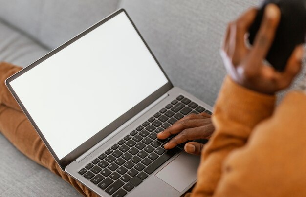 Hombre afroamericano trabajando desde casa a distancia