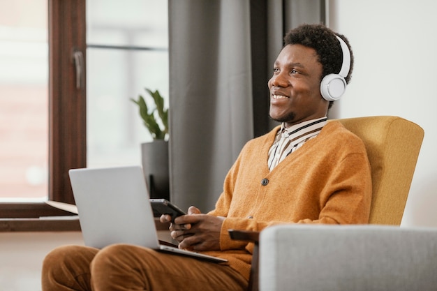 Foto gratuita hombre afroamericano trabajando desde casa