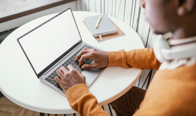 Hombre afroamericano trabajando desde casa