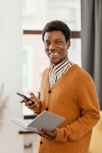 Hombre afroamericano trabajando a distancia desde su casa