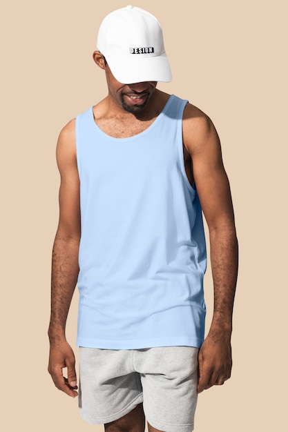 Foto gratuita hombre afroamericano vestido con camiseta blanca con gorra blanca