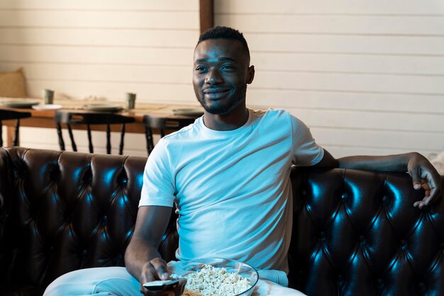 Hombre afroamericano viendo una película en servicio de streaming