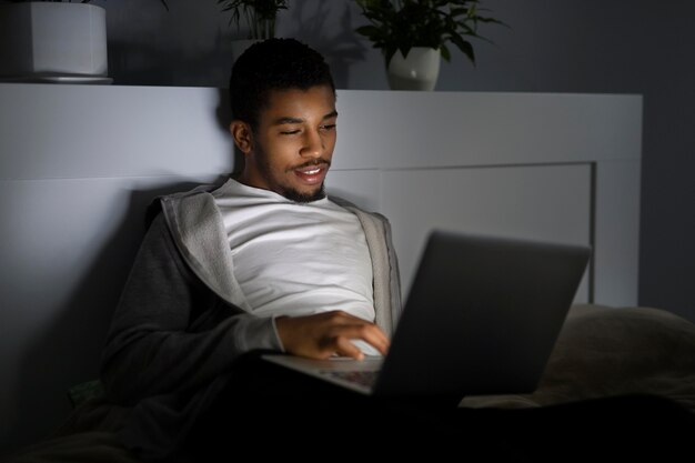 Hombre afroamericano viendo servicio de streaming en casa