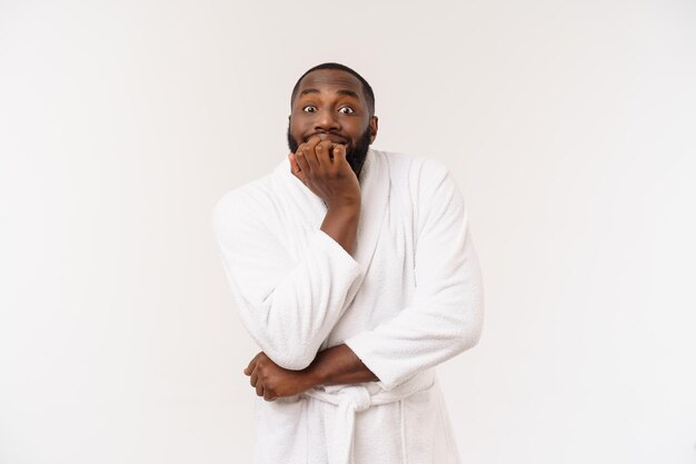 Hombre afroamericano vistiendo una bata de baño con sorpresa y emoción feliz aislado sobre fondo whtie
