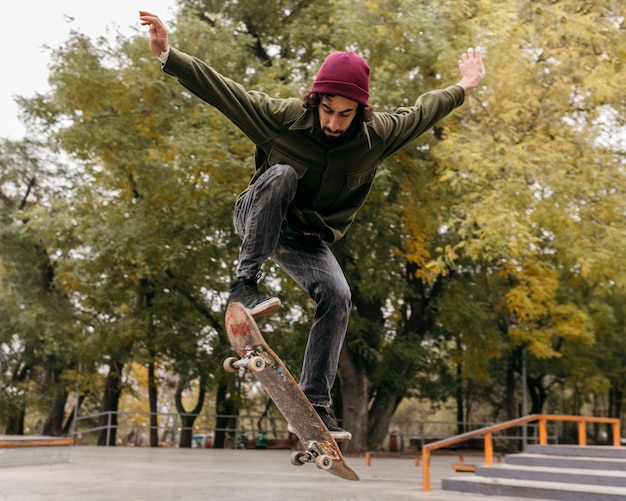 Hombre afuera con patineta