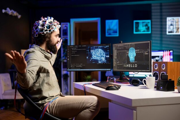 Hombre agradablemente sorprendido después de conseguir usar auriculares de EEG para hablar con IA