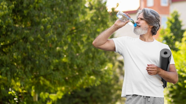 Hombre, agua potable, aire libre