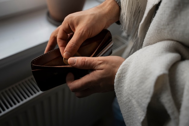 Foto gratuita hombre ahorrando dinero durante la crisis energética