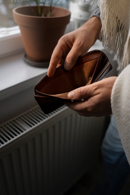 Foto gratuita hombre ahorrando dinero durante la crisis energética