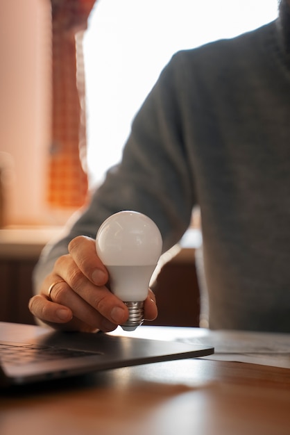 Foto gratuita hombre ahorrando dinero durante la crisis energética