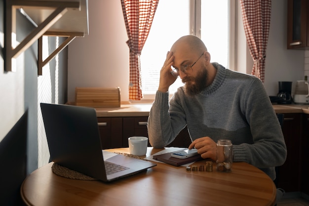 Hombre ahorrando dinero durante la crisis energética