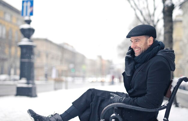 hombre al teléfono en la calle nevada