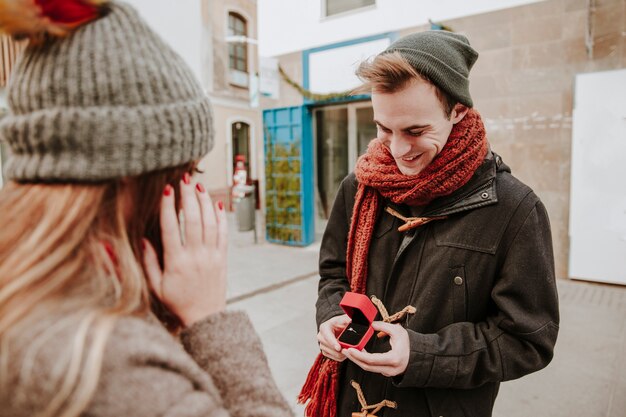 Hombre alegre con anillo haciendo propuesta