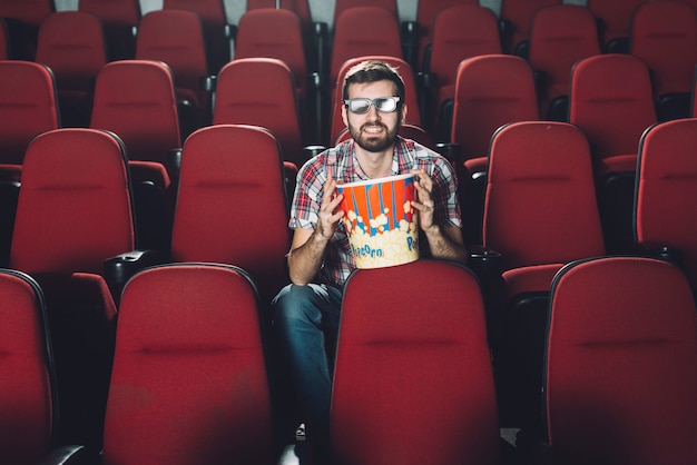 Hombre alegre en el auditorio de cine