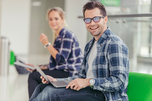 Foto gratuita hombre alegre con la computadora portátil