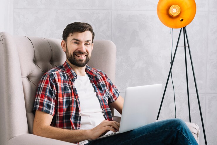 Foto gratuito hombre alegre con la computadora portátil