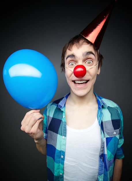 Hombre alegre con un globo azul